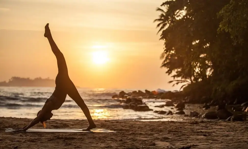 yoga-sri-lanka-on-beach